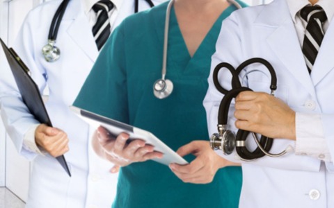 Sanità, Fontana: “Liste d’attesa in miglioramento”. Ma il report avverte: a rischio equità e universalismo