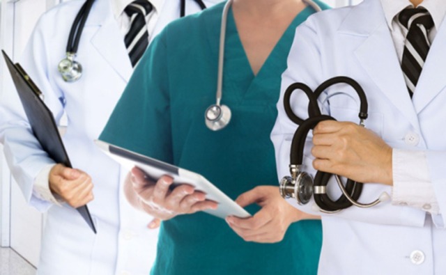 Sanità, Fontana: “Liste d’attesa in miglioramento”. Ma il report avverte: a rischio equità e universalismo