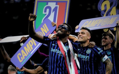 Milano è ancora nerazzurra: San Siro esplode, il Duomo si accende. “I campioni d’Italia siamo noi”