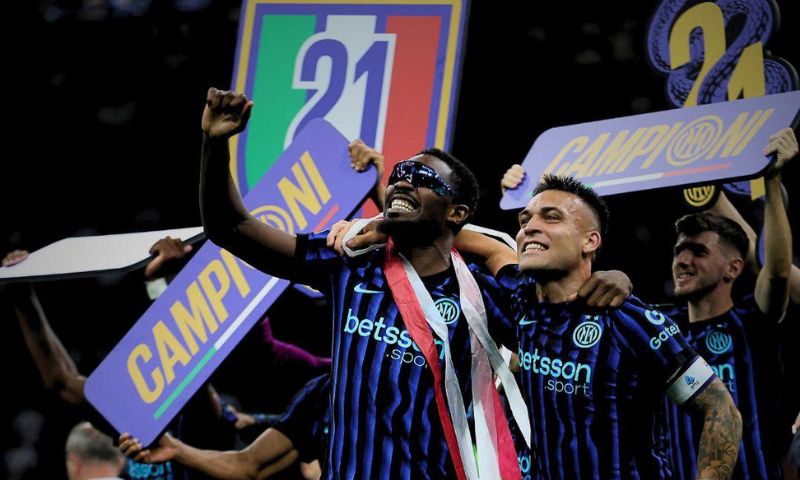 Milano è ancora nerazzurra: San Siro esplode, il Duomo si accende. “I campioni d’Italia siamo noi”