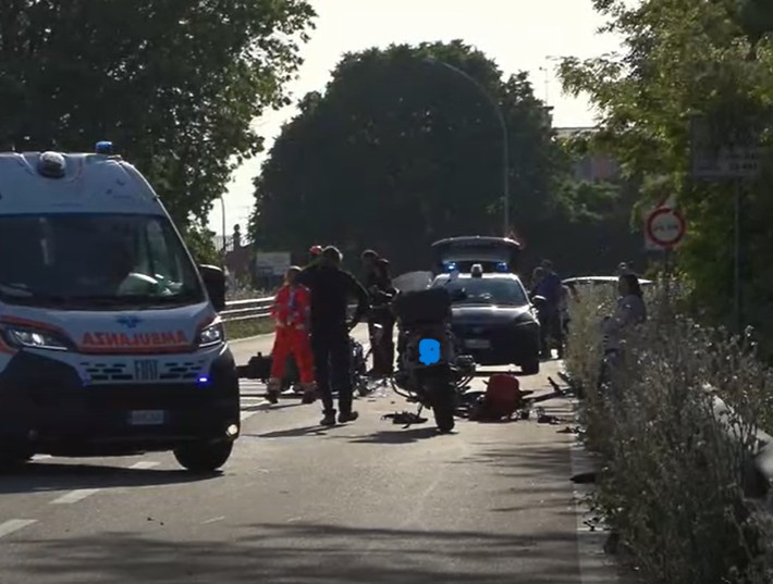 Incidente mortale sulla Statale 494 a Castelletto: scontro tra moto e bici