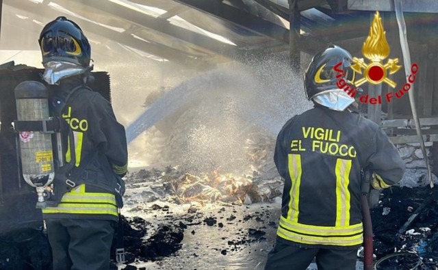 Incendio in via Canova a Corsico: fiamme in un capannone, micro esplosioni e intervento del nucleo speciale dei Vigili del Fuoco