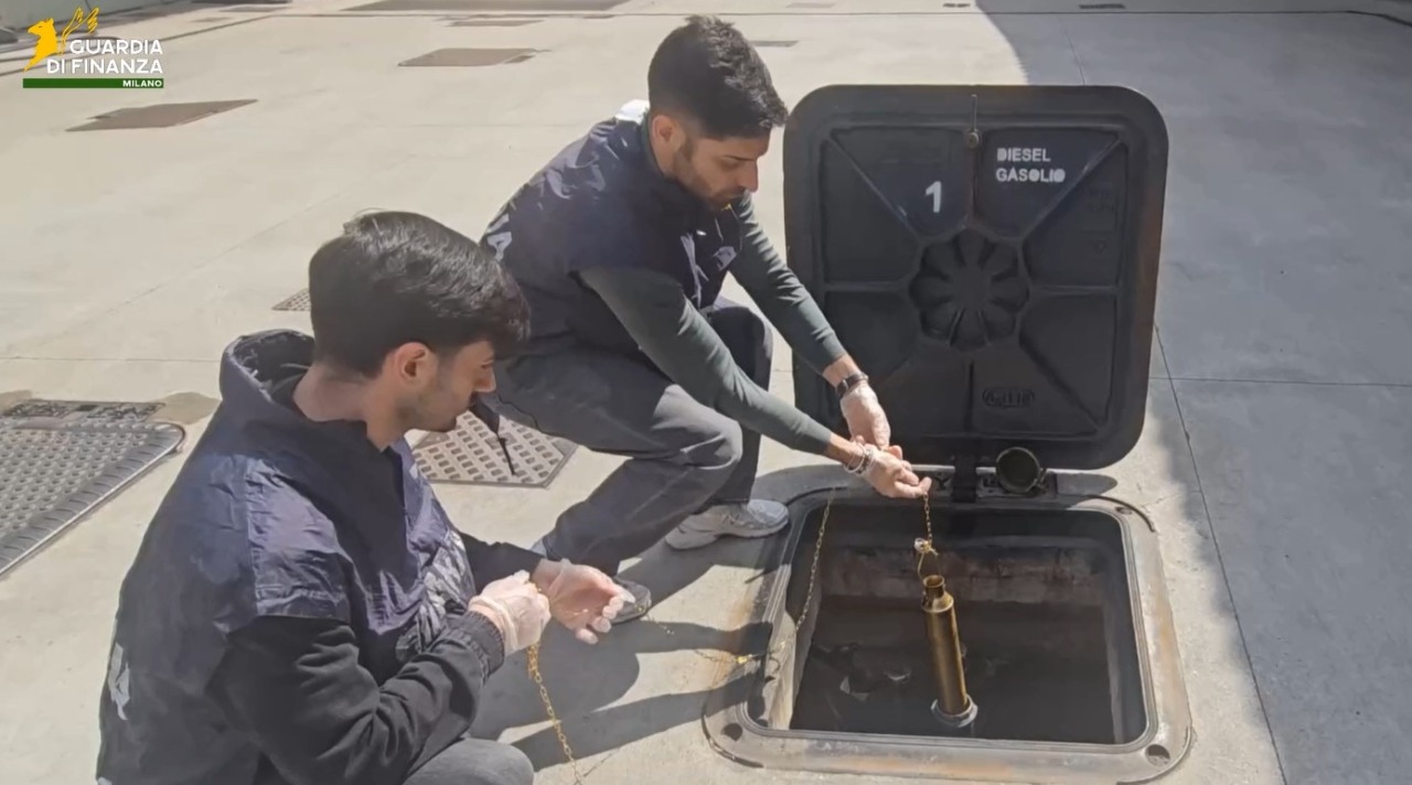 Sequestrati 20mila litri di gasolio alterato: denunciato il gestore di una stazione di rifornimento