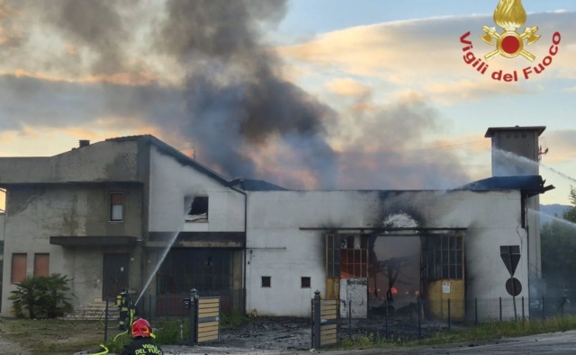 Boato nella notte all’ex Mamoli di Lacchiarella: esplosione e incendio nell’area dismessa