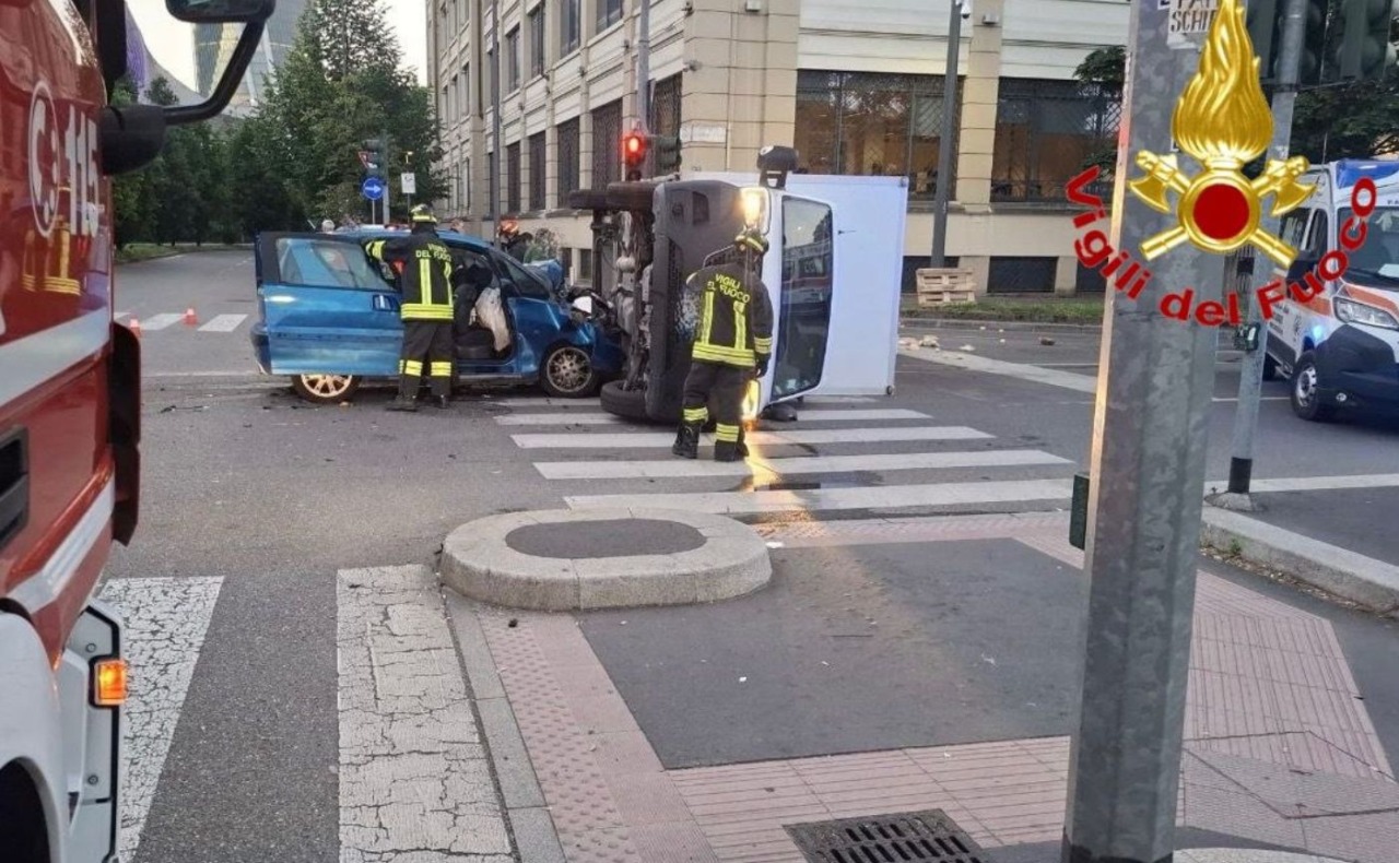 Furgone del pane si ribalta dopo lo schianto all’incrocio di viale Scarampo a Milano