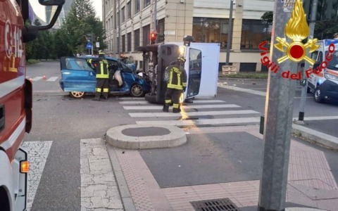 Furgone del pane si ribalta dopo lo schianto all’incrocio di viale Scarampo a Milano