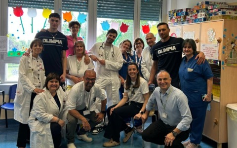 L’Olimpia Milano in visita agli ospedali San Paolo e San Carlo: sorrisi e canestri nei reparti