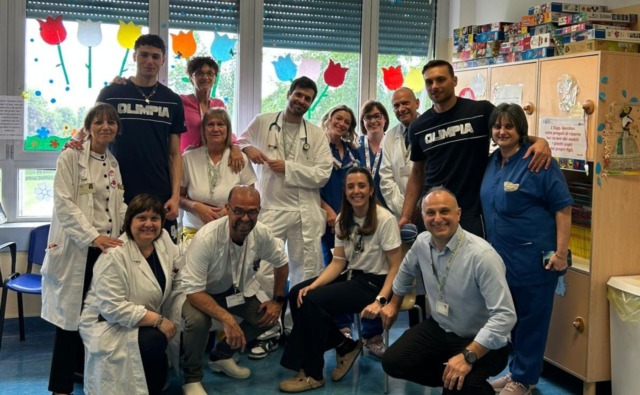 L’Olimpia Milano in visita agli ospedali San Paolo e San Carlo: sorrisi e canestri nei reparti
