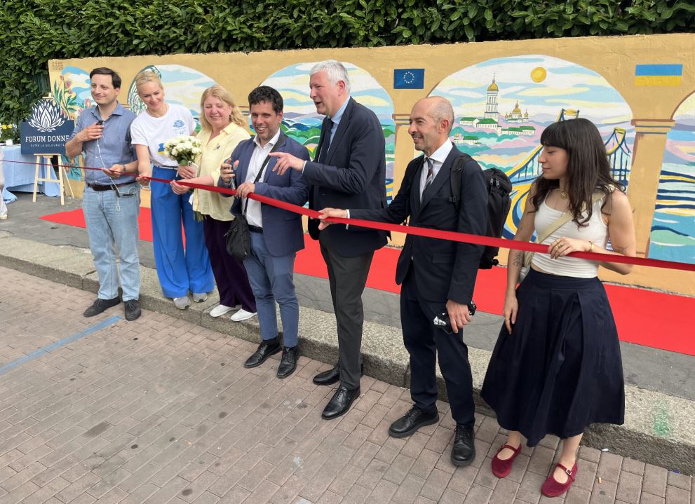Un ponte di colori tra Milano e Kyiv: nasce il murale della comunità