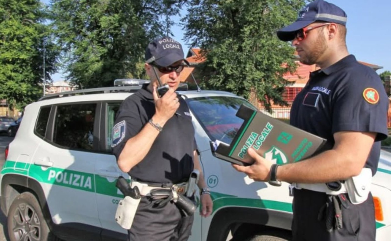 Controlli e inseguimenti in centro a Rozzano: tre interventi della polizia locale contro spaccio e illegalità