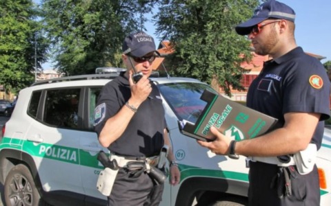 Controlli e inseguimenti in centro a Rozzano: tre interventi della polizia locale contro spaccio e illegalità