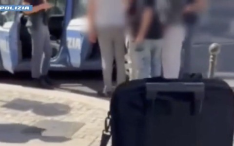 Rubano i bagagli a due turisti seduti al tavolino del bar: pedinati e arrestati i due ladri
