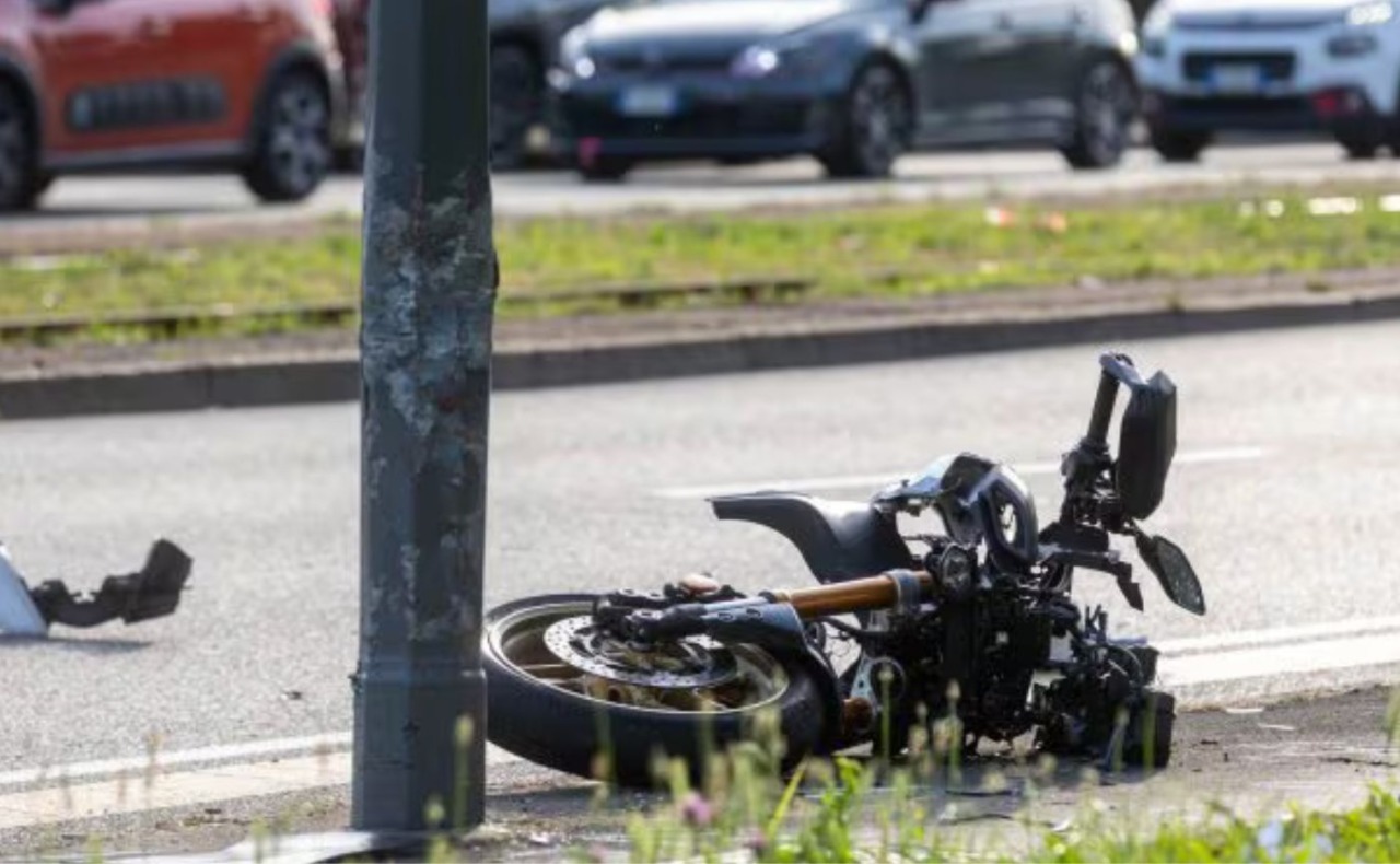 Svolta verso la rampa, poi l’impatto con la moto: morto motociclista di 27 anni