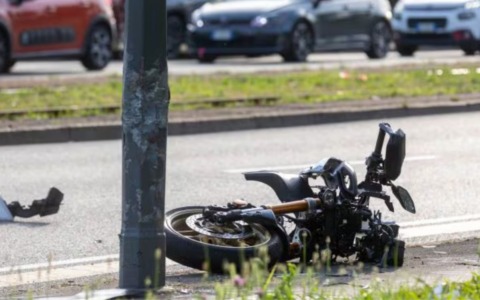 Svolta verso la rampa, poi l’impatto con la moto: morto motociclista di 27 anni