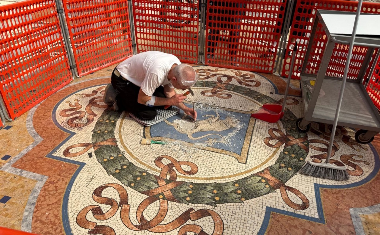 Lavori in corso per il restauro dei “testicoli” del toro in Galleria consumato dalle “giravolte” di turisti e visitatori