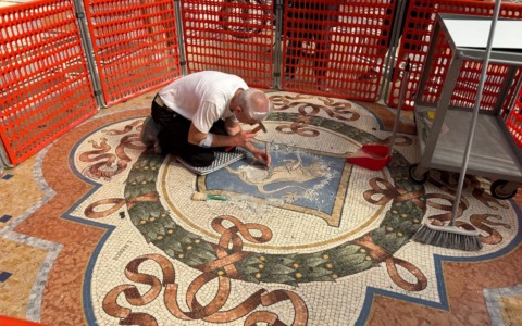 Lavori in corso per il restauro dei “testicoli” del toro in Galleria consumato dalle “giravolte” di turisti e visitatori