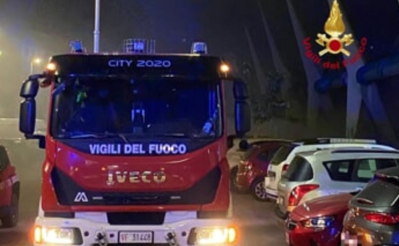Fuoco nel vano ascensore di un condominio di via Inganni a Milano: 18 persone intossicate