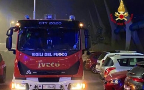 Fuoco nel vano ascensore di un condominio di via Inganni a Milano: 18 persone intossicate