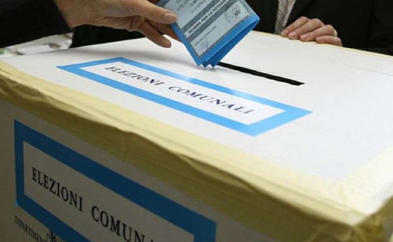 Elezionali Comunali 2026 | A Corsico affluenza in calo, ma si vota fino alle 15: oggi lo spoglio in diretta dai seggi