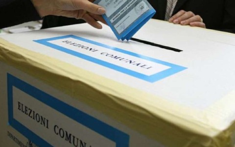 Elezionali Comunali 2026 | A Corsico affluenza in calo, ma si vota fino alle 15: oggi lo spoglio in diretta dai seggi