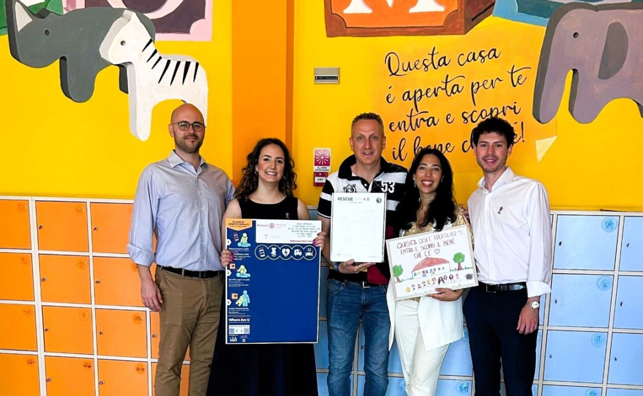 Rotaract Distretto 2041 dona un defibrillatore alla scuola materna don Stefano Bianchi di Buccinasco