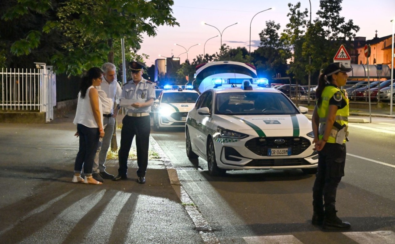 Controlli serali straordinari della polizia locale di Cesano fino a settembre: stretta su bivacchi, degrado e sicurezza stradale