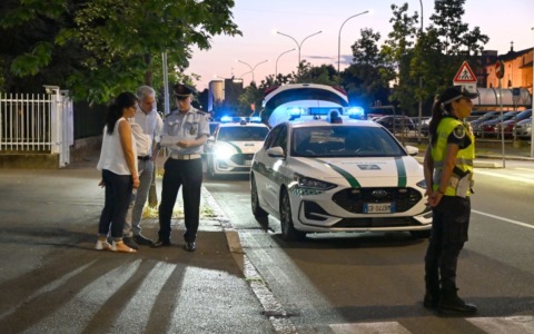 Controlli serali straordinari della polizia locale di Cesano fino a settembre: stretta su bivacchi, degrado e sicurezza stradale