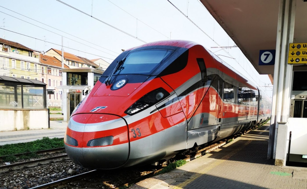 Capotreno aggredita sul Frecciarossa fermo a Lambrate: “Scaraventata a terra e presa a pugni”