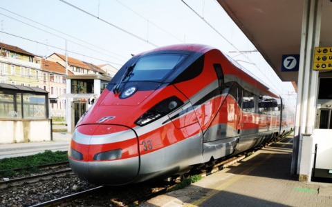 Capotreno aggredita sul Frecciarossa fermo a Lambrate: “Scaraventata a terra e presa a pugni”