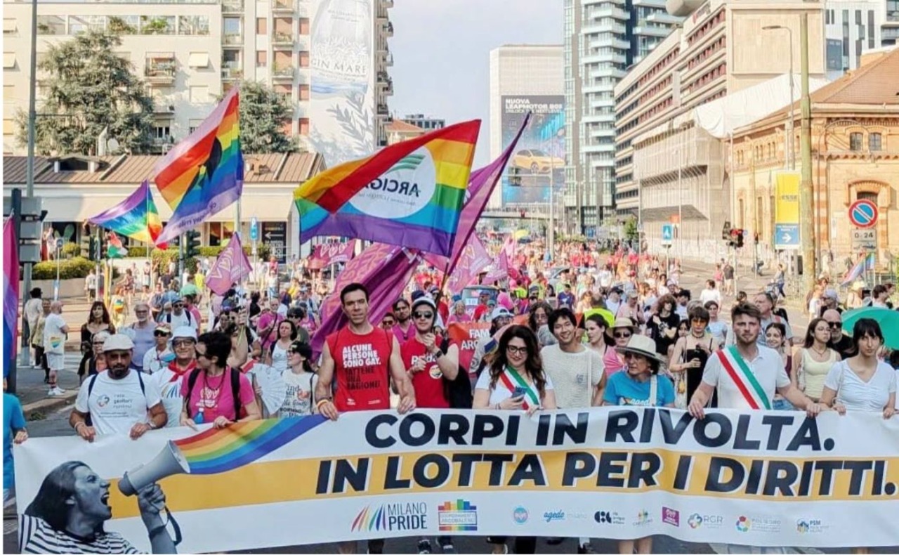 Strappa una catenina d’oro a un manifestante del Milano Pride e tenta la fuga: arrestato 19enne