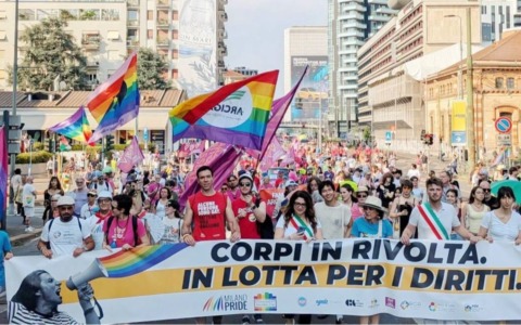 Strappa una catenina d’oro a un manifestante del Milano Pride e tenta la fuga: arrestato 19enne