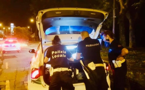 Un giovane di 24 anni finisce in manette tradito dal forte odore dell’hashish in auto