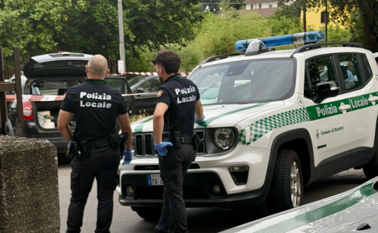 45enne trovato senza vita in un’auto parcheggiata in via Carducci a Rozzano: i Carabinieri ricostruiscono le ultime ore