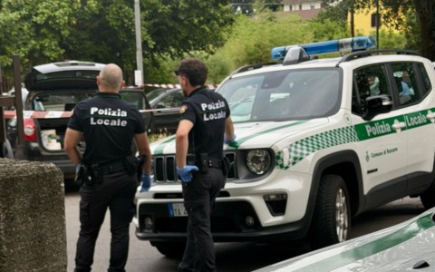 45enne trovato senza vita in un’auto parcheggiata in via Carducci a Rozzano: i Carabinieri ricostruiscono le ultime ore