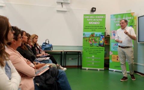 “Fuori dagli Schermi”: dialogo, consapevolezza e comunità contro la dipendenza digitale. L’intervista a Donato Salvia