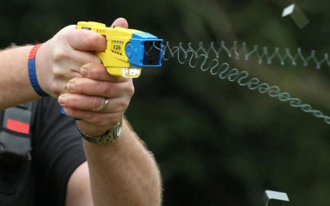 Milano verso il sì al taser ai vigili, ma nel Pd restano distinguo: “Valutazione dopo 12 mesi”