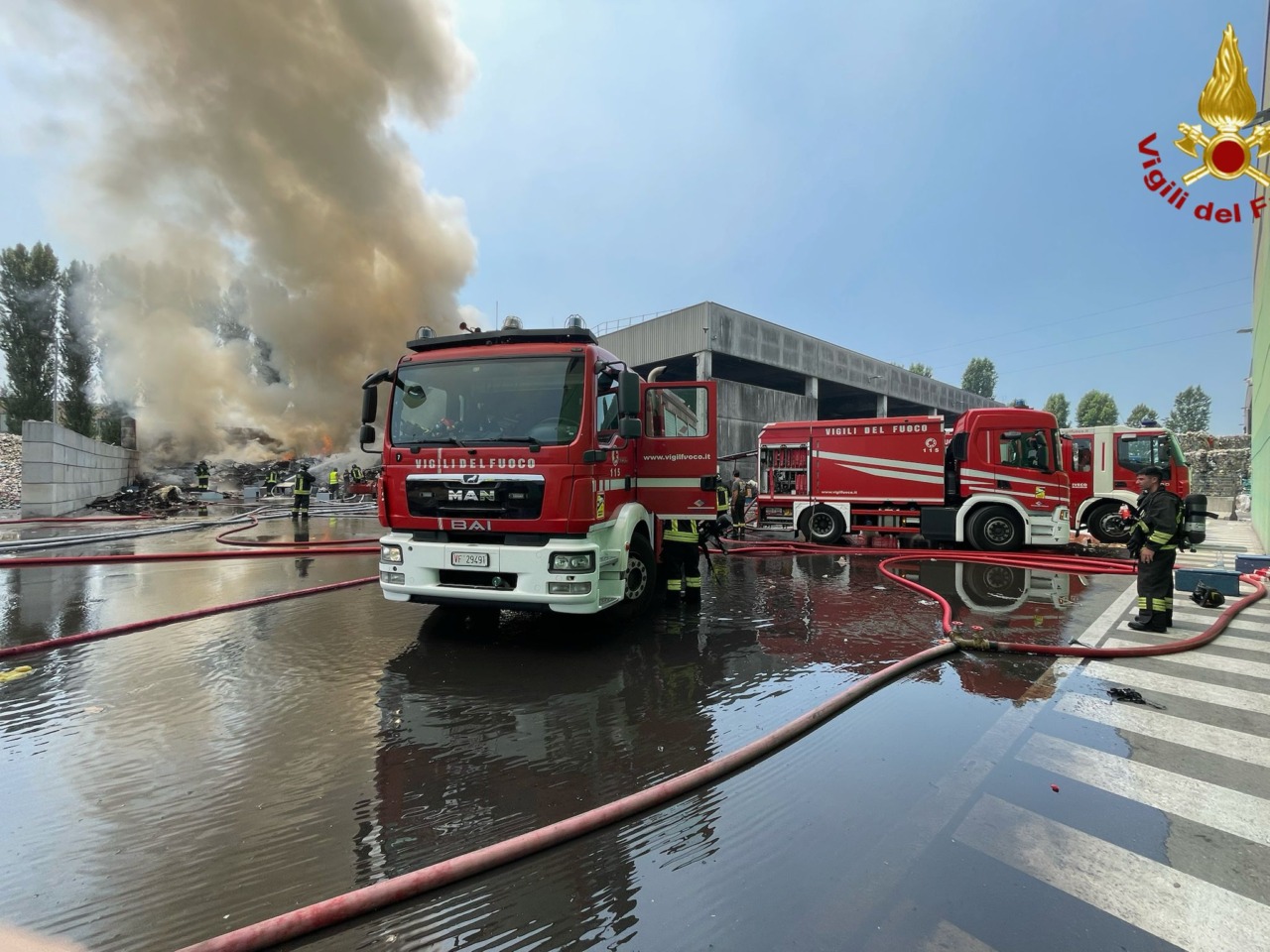 Rogo nell’impianto Amsa: paura per il fumo nero visibile da tutta l’area ovest di Milano