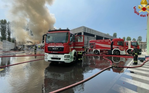 Rogo nell’impianto Amsa: paura per il fumo nero visibile da tutta l’area ovest di Milano
