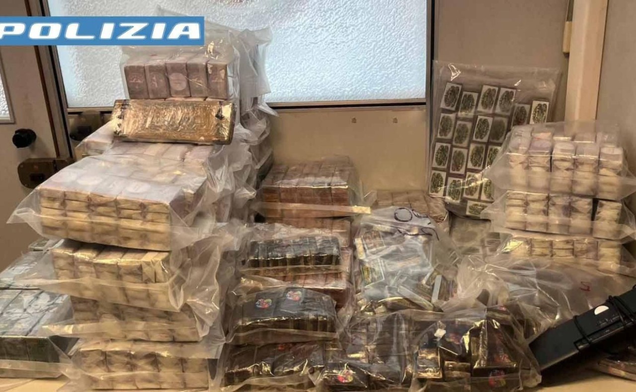 190 chili di hashish nei frigoriferi nel box: la Squadra mobile milanese scopre un deposito della droga, arrestati due pusher