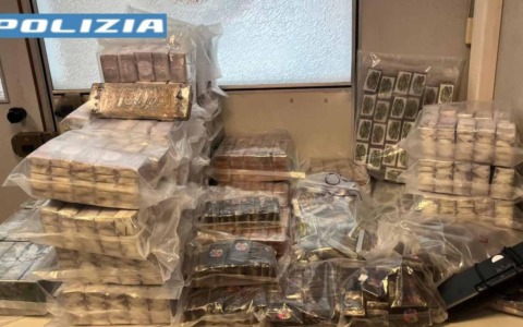 190 chili di hashish nei frigoriferi nel box: la Squadra mobile milanese scopre un deposito della droga, arrestati due pusher