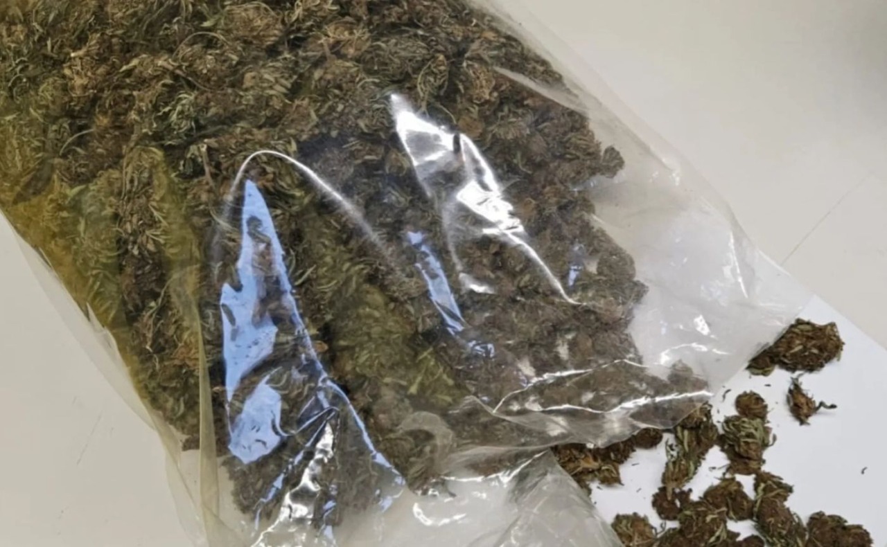 Appoggia un sacchetto con mezzo chilo di hashish vicino alla fermata del bus fingendo non sia suo: arrestato spacciatore 29enne