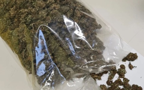 Appoggia un sacchetto con mezzo chilo di hashish vicino alla fermata del bus fingendo non sia suo: arrestato spacciatore 29enne