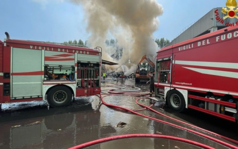 Incendio al centro di riciclaggio di Settimo Milanese: ecco le immagini del vasto rogo e della densa nube di fumo visibile anche a distanza