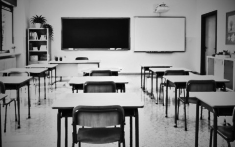 Molestava bambini in classe: convalidato l’arresto del maestro