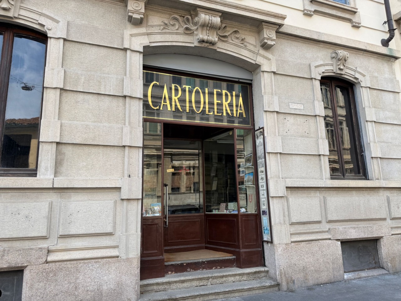 Dopo 116 anni chiude la Cartoleria Ruffini: l’ultimo saluto a un pezzo di storia milanese