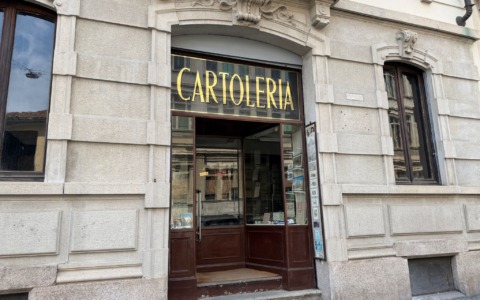 Dopo 116 anni chiude la Cartoleria Ruffini: l’ultimo saluto a un pezzo di storia milanese