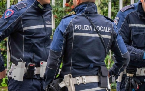 Minorenne lancia un sasso contro l’auto della Polizia Locale in transito e poi accoltella un agente a una gamba