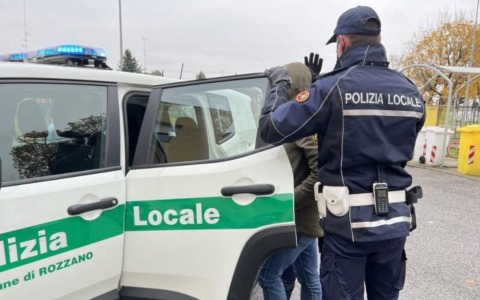 Polizia locale arresta un pregiudicato nel quartiere Aler: aveva 48 dosi di cocaina e una pistola