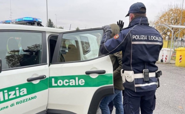 Polizia locale arresta un pregiudicato nel quartiere Aler: aveva 48 dosi di cocaina e una pistola