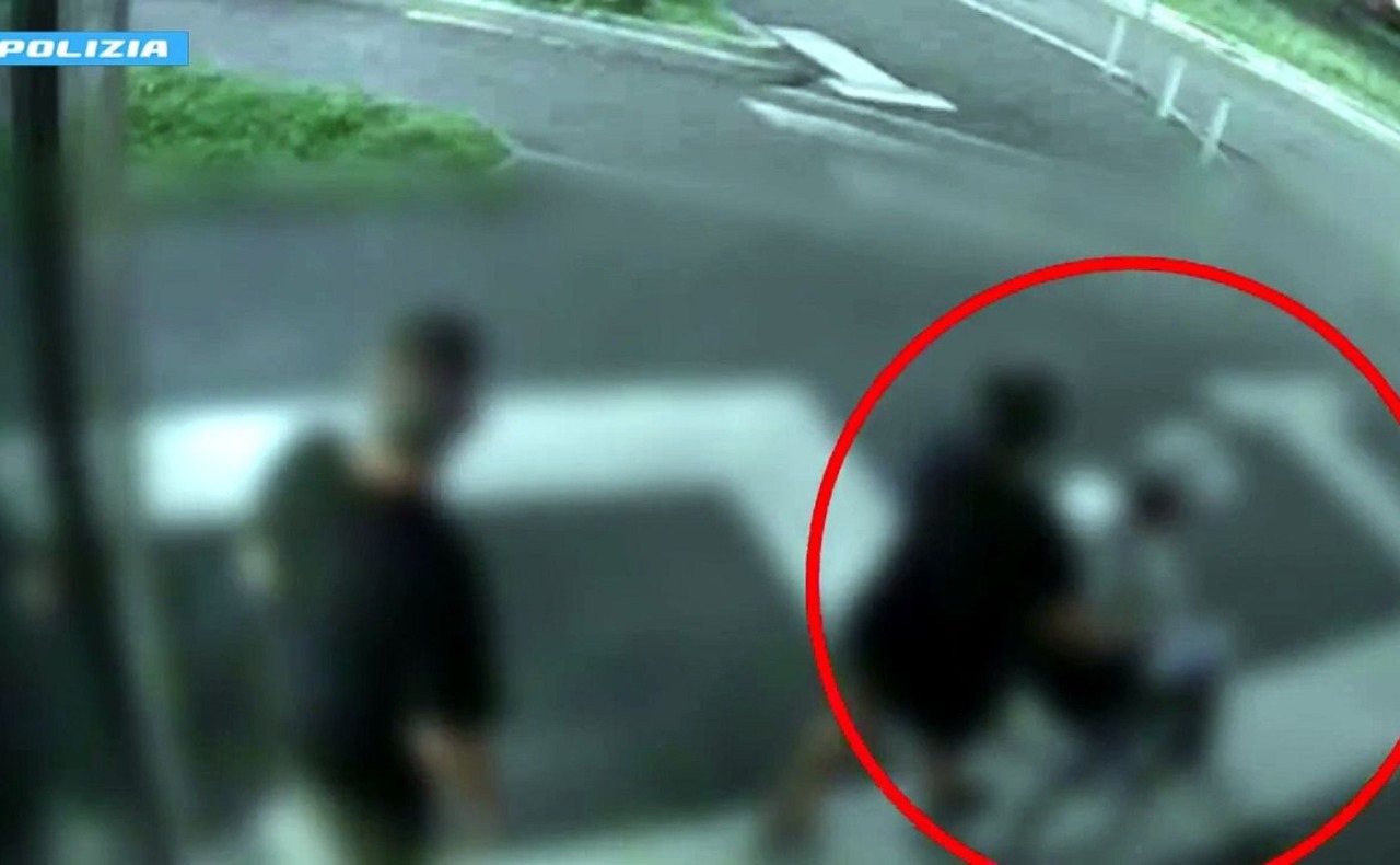 Accerchiano e derubano una donna e il marito disabile in sedia a rotelle all’uscita della metro Abbiategrasso: arrestati due giovani